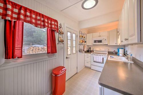 Pet-friendly Sandpoint Home With Fenced Yard!