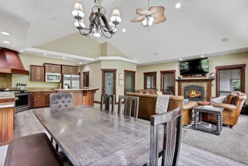 Magic Mccall Cabin And Studio For Larger Groups