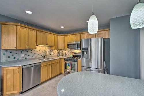 Immaculate Family Townhome - Walk To Beach!