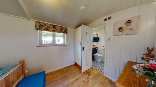 Boutique Twin Shepherds Hut Tranquil Nr Llandudno