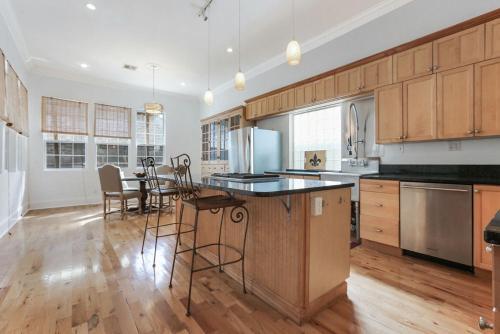 Apartamento Spacious 3br Condo W Pool Steps To St Charles Ave