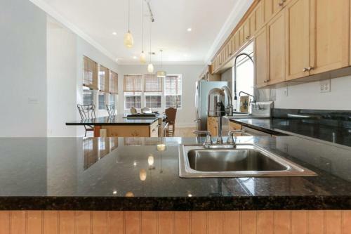 Apartamento Spacious 3br Condo W Pool Steps To St Charles Ave