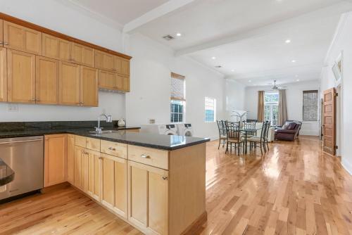 Apartamento Spacious 3br Condo W Pool Steps To St Charles Ave