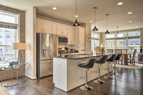 Eclectic Annapolis Townhome With Rooftop Deck!