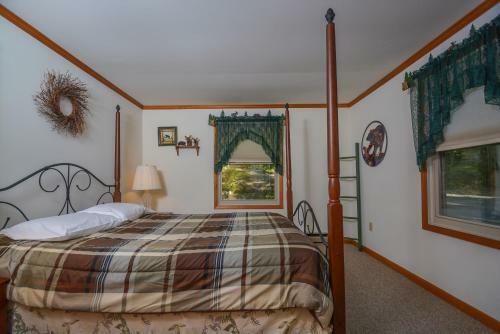 By The Stream Three-bedroom Holiday Home