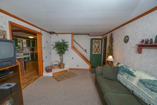 By The Stream Three-bedroom Holiday Home