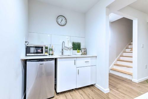 Updated Landover Apartment - Wfh Friendly!