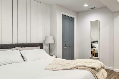 Updated Landover Apartment - Wfh Friendly!