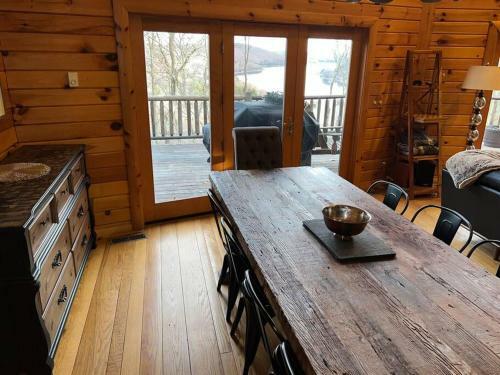 Bella Vista! Amazing Lake Views, Hot Tub, Peleton!