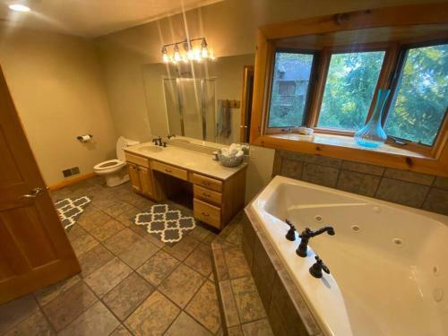 Bella Vista! Amazing Lake Views, Hot Tub, Peleton!