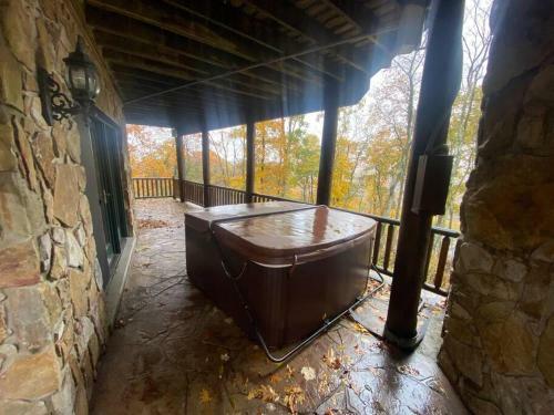 Bella Vista! Amazing Lake Views, Hot Tub, Peleton!