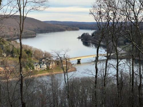 Bella Vista! Amazing Lake Views, Hot Tub, Peleton!
