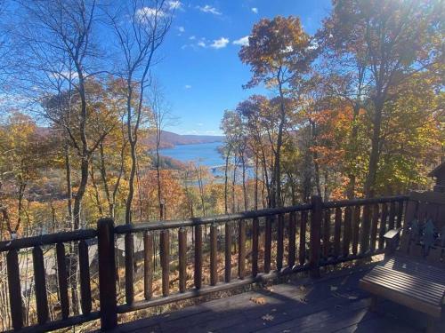 Bella Vista! Amazing Lake Views, Hot Tub, Peleton!