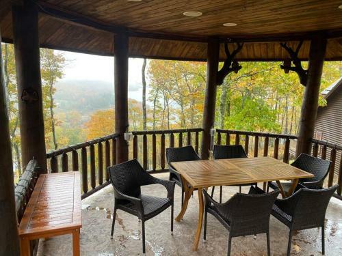 Bella Vista! Amazing Lake Views, Hot Tub, Peleton!
