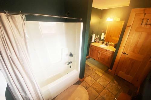Logged Out! Wood Cabin-hot Tub-fire Pit-ev Charger