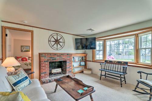 Traditional Cape Cod Cottage Walk To Beach!