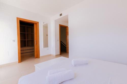 Apartamento Luminous Villa With Terraces And Salt Water Pool