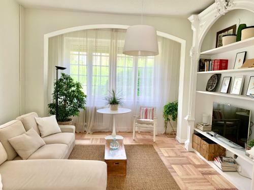 Villa Independiente Con Jard�n, Centro De Pamplona