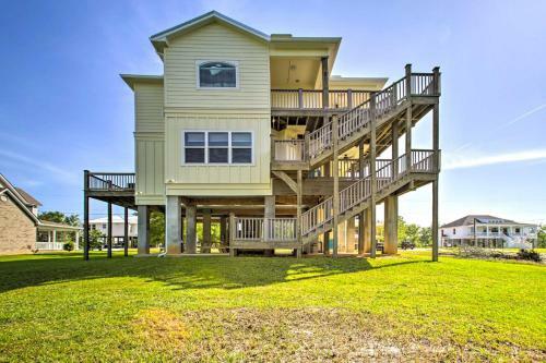 Sleek Waveland Abode With Patio, Walk To Beach!