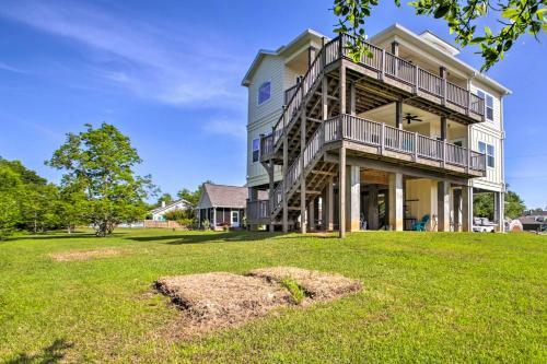 Sleek Waveland Abode With Patio, Walk To Beach!