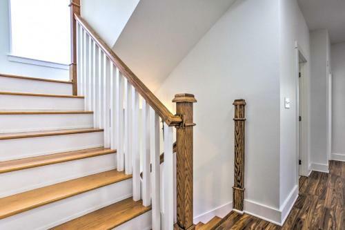 Sleek Waveland Abode With Patio, Walk To Beach!