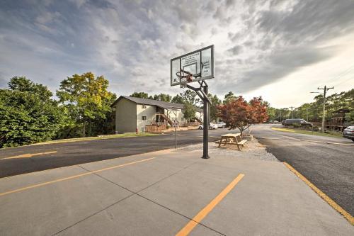 Apartamento Branson West Condo With Deck, Amenities Access!