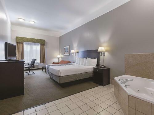 Hotel La Quinta By Wyndham Deer Park