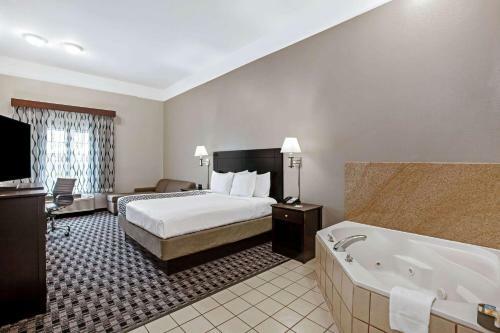 Hotel La Quinta By Wyndham Deer Park