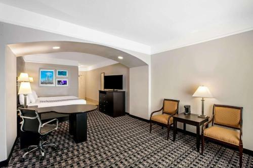 Hotel La Quinta By Wyndham Deer Park