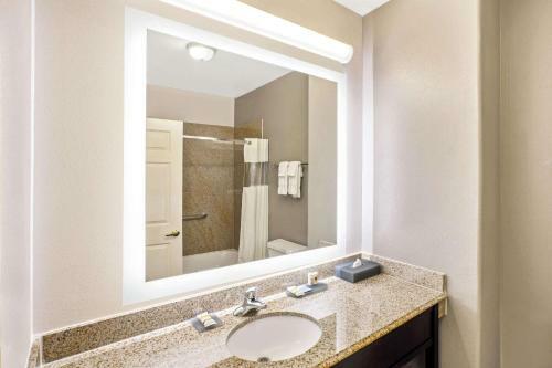 Hotel La Quinta By Wyndham Deer Park