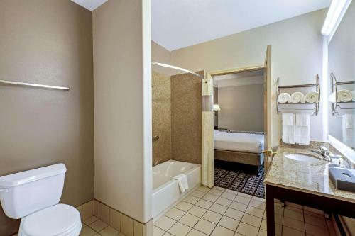 Hotel La Quinta By Wyndham Deer Park