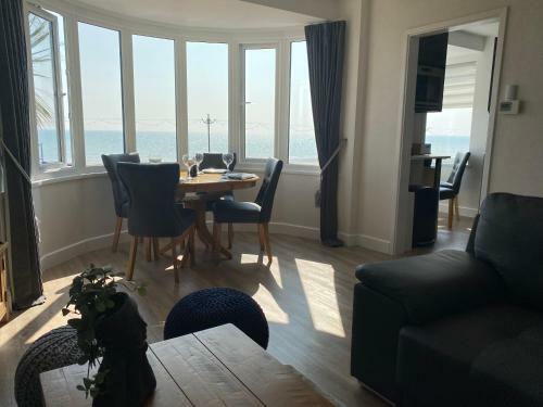 Worthing Beach 180 - Sea View 2 Bed Apartment With Private Parking