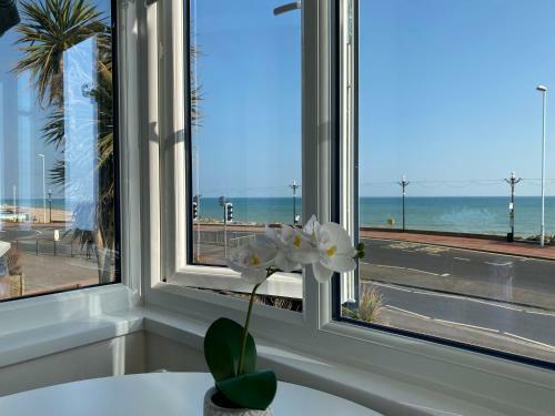 Worthing Beach 180 - Sea View 2 Bed Apartment With Private Parking