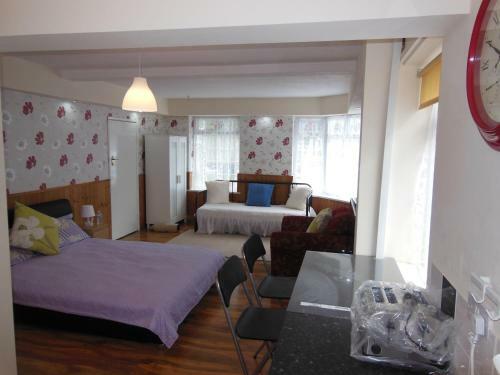 Hostal P & J Holiday Apartment & Guesthouse