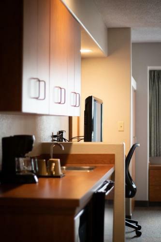 Hotel Monument Inn & Suites