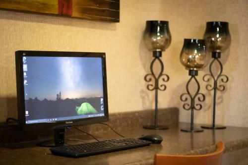 Hotel Monument Inn & Suites