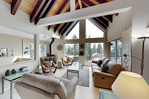 Lake View Escape