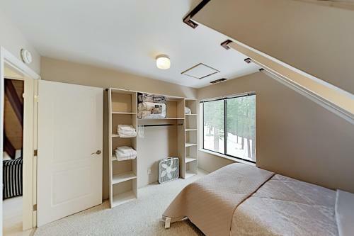 Lake View Escape