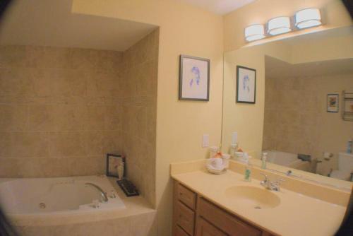 Awesome Water Front Home 4 Bedrooms & 4 Bathrooms! Sleeps 10