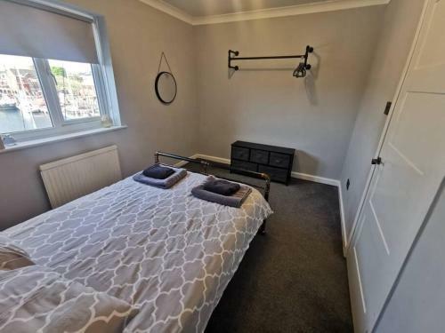The Quay - Luxury Maritime Apartment, Harbour View - By Tifa Stays