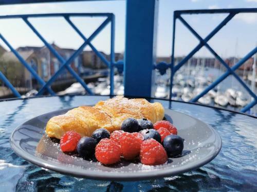 The Quay - Luxury Maritime Apartment, Harbour View - By Tifa Stays
