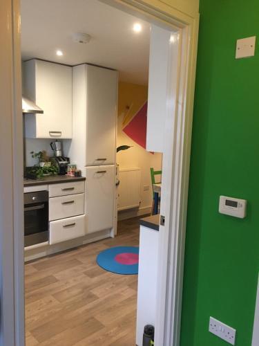 Colourful 2-bed Home By The River, Totnes