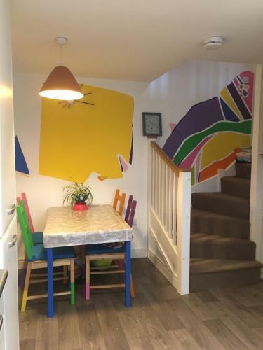 Colourful 2-bed Home By The River, Totnes