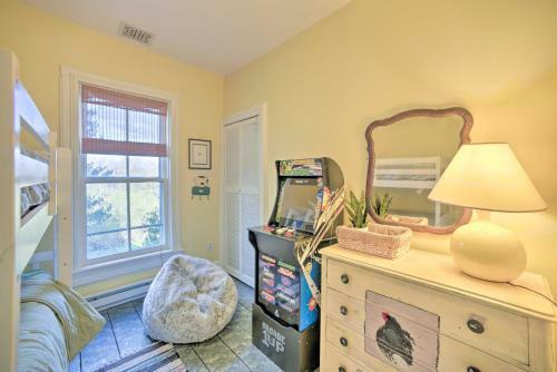 Luxe Germantown Home With Deck, Fire Pit And Yard