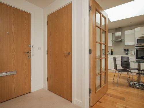 Easystays - Fab 3 Sleeper Apartment - Great Location & Parking