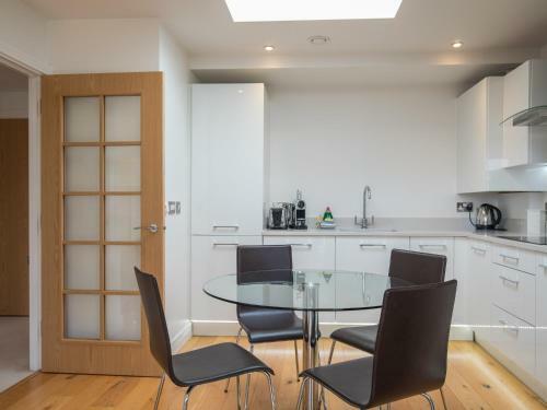 Easystays - Fab 3 Sleeper Apartment - Great Location & Parking