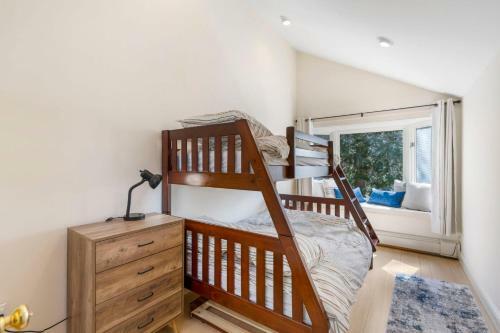 Catskill Mountains Getaway On 6 Acres With Pond