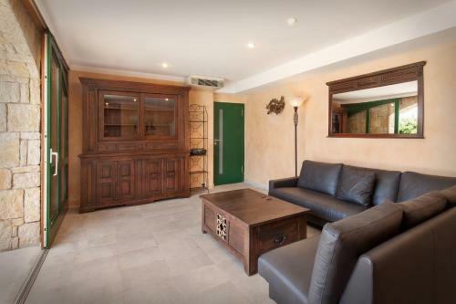 Villa Sybille With Pool And Lake View