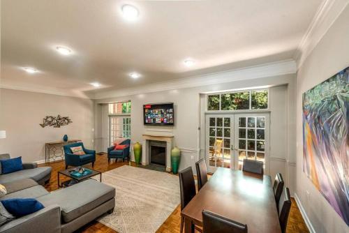 Enormous 2br House For The Whole Family!