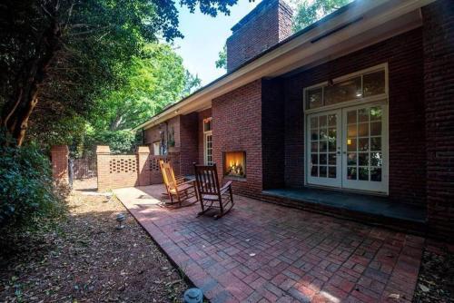Enormous 2br House For The Whole Family!